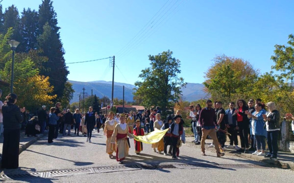 Ξάνθη: Μαθητές από την Βούλα Αττικής παρέλασαν στην ορεινή Σταυρούπολη