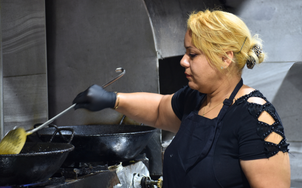 Θεσσαλονίκη: Μια γυναίκα από το Ιράκ δημιουργεί τον «μύθο» της στην κουζίνα της πόλης