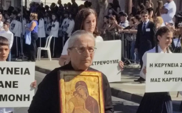 Χαρίτα Μάντολες: Η γυναίκα «σύμβολο» των αγνοουμένων στην Κύπρο παρήλασε για την 28η Οκτωβρίου