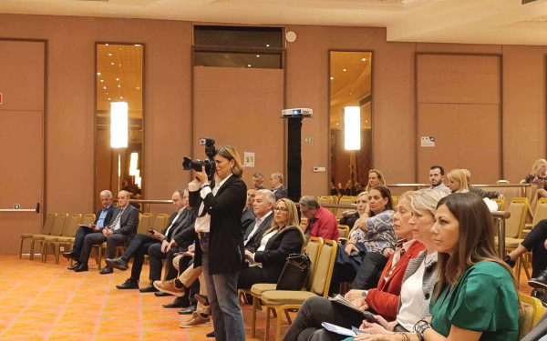 Ζαχαράκη από ΚΕΔΕ: «Εθνική απειλή το δημογραφικό - Η κυβέρνηση το έχει θέσει σε προτεραιότητα»