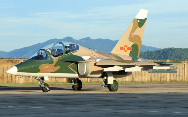 Έπεσε εκπαιδευτικό αεροπλάνο στο Βιετνάμ - Σώοι οι 2 πιλότοι