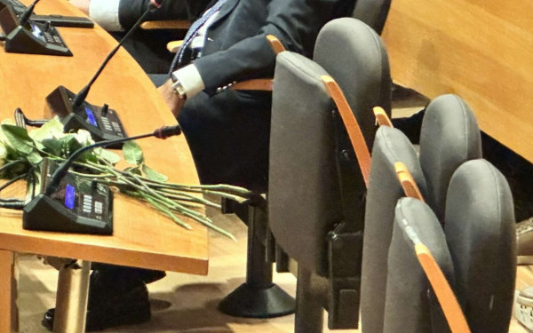 Θεσσαλονίκη: Ενός λεπτού σιγή από το δημοτικό συμβούλιο και εννέα λευκά τριαντάφυλλα στη μνήμη του Γιάννη Μπουτάρη