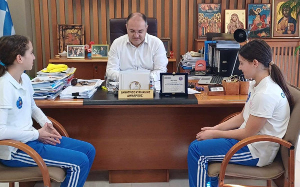 Αθλήτριες απένειμαν... τιμητική πλακέτα στον δήμαρχο Κιλκίς (φωτ.)