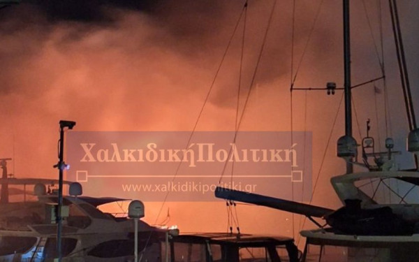 Χαλκιδική: Στις φλόγες δυο σκάφη στη μαρίνα του Πόρτο Καρράς - Δείτε βίντεο