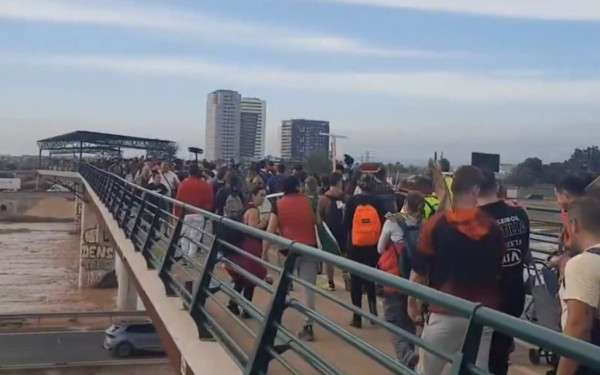 Πλημμύρες στην Ισπανία: «Γέφυρα Αλληλεγγύης» ονομάστηκε η πεζογέφυρα που διασχίζουν χιλιάδες εθελοντές στη Βαλένθια