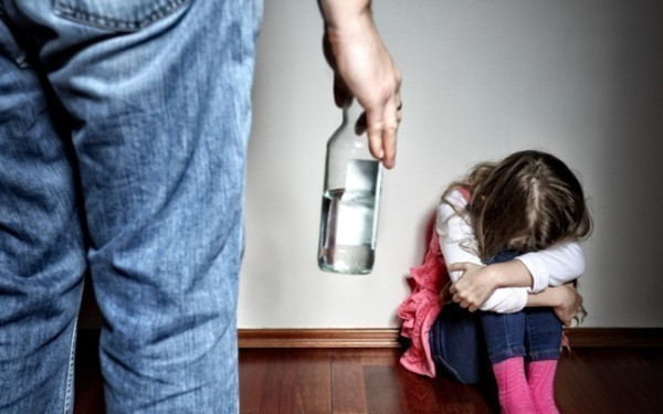 Ποινή φυλάκισης τουλάχιστον ενός έτους σε όσους δίνουν αλκοόλ και καπνικά είδη σε ανήλικους