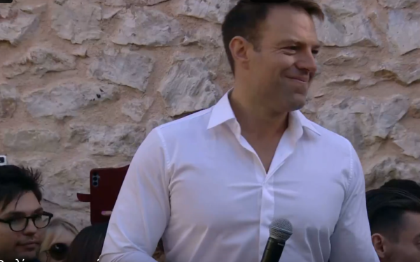 Δείτε τον Στέφανο Κασσελάκη να εισβάλει σε τηλεοπτικό στούντιο: «Πρέπει να βγει κάποιος μπροστά να φάει ξύλο»