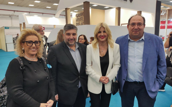 Θάνος Κουλουτμπάνης: Περιοδεία στα περίπτερα της Philoxenia και συνάντηση με την Έλενα Ράπτη
