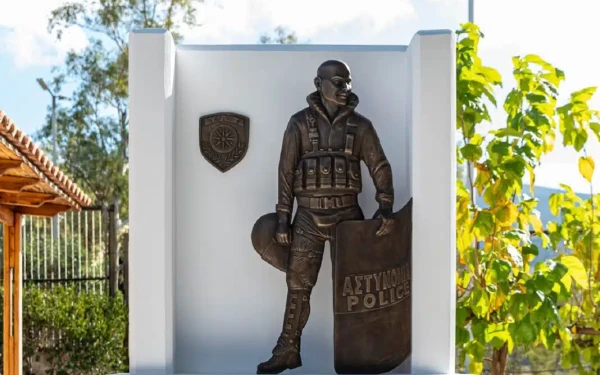 Αποκαλύφθηκε το μνημείο για τον Γιώργο Λυγγερίδη στην έδρα των ΜΑΤ