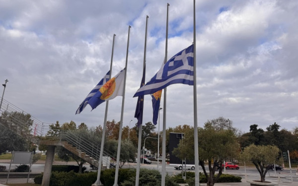 Μεσίστιες οι σημαίες στο δημαρχείο Θεσσαλονίκης για τον Γιάννη Μπουτάρη - Αύριο η πολιτική του κηδεία (φωτ.)