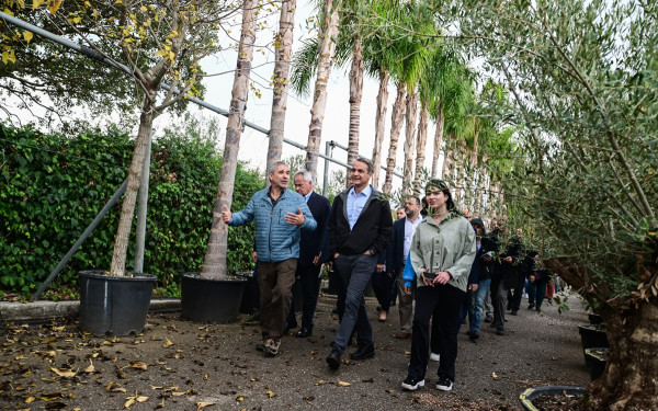 Ο Κυριάκος Μητσοτάκης επισκέφθηκε φυτώριο στο Καπανδρίτι
