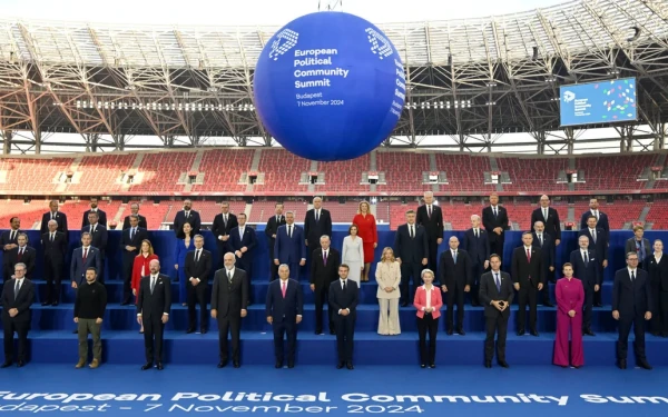 Ανήσυχοι οι Ευρωπαίοι ηγέτες στη Βουδαπέστη: Προειδοποιούν τον Τραμπ για δασμούς, Ουκρανία, ΝΑΤΟ (βίντεο, φωτ.)