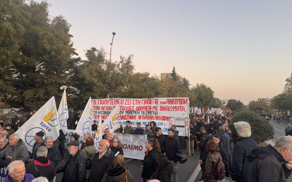 Θεσσαλονίκη: Πλήθος κόσμου στο Πολυτεχνείο, 51 χρόνια μετά την εξέγερση - Προσαγωγές από την αστυνομία (φωτ.)