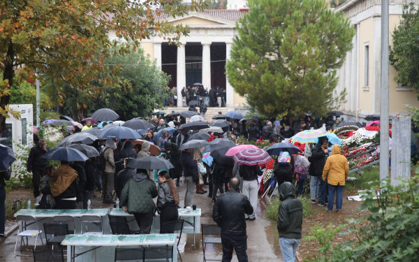 Άνοιξε τις πύλες του το Πολυτεχνείο στην Αθήνα - Πλήθος κόσμου αφήνει λουλούδια (φωτ.)