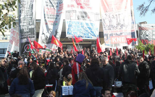 Θεσσαλονίκη: Γέμισε στεφάνια και λουλούδια το Πολυτεχνείο του ΑΠΘ, 51 χρόνια μετά την εξέγερση των φοιτητών (φωτ.)