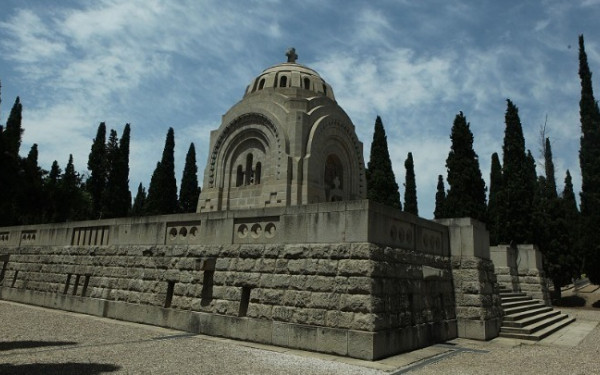 Βήματα μνήμης στη Θεσσαλονίκη: Νέοι ιστορικοί περίπατοι στο Καθολικό και στο Ισραηλιτικό Κοιμητήριο