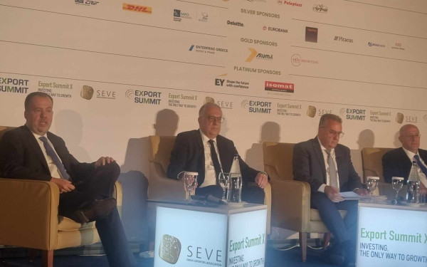 Καμπανάκι από ΣΕΒ και υπουργό Ανάπτυξης για το εμπορικό έλλειμα - Ποιος πληρώνει τα 30 δισ. ευρώ;