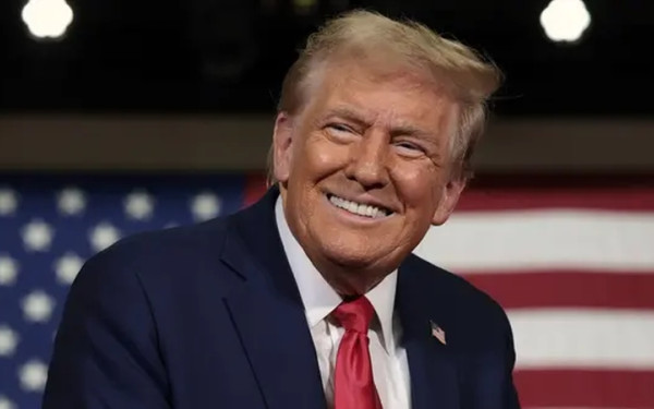 ΗΠΑ: Ο Τραμπ συγχαίρει τον Μάικ Τζόνσον για την επανεκλογή του στην προεδρία της Βουλής των Αντιπροσώπων