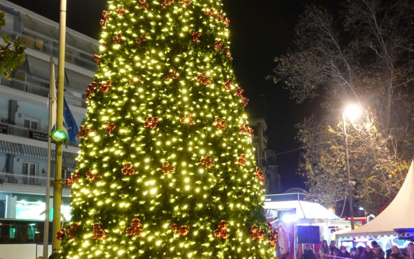 Ανάβει το Χριστουγεννιάτικο δέντρο της Κατερίνης