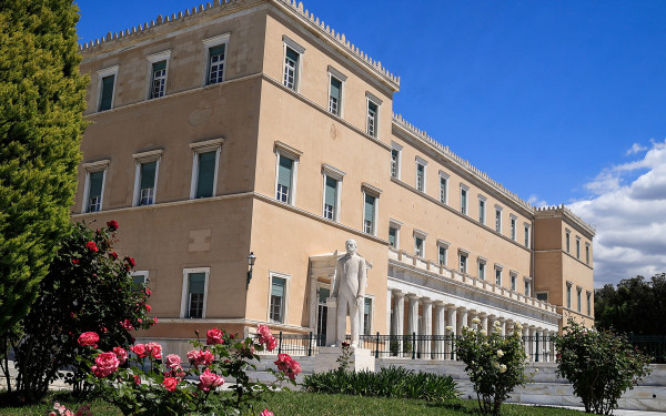 Βουλή: Μήνυμα ευαισθητοποίησης για τη δυσλεξία - Φωταγώγηση του Κοινοβουλίου