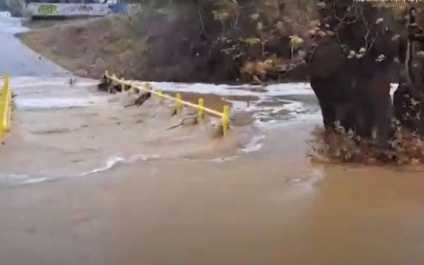 Θεσσαλονίκη: Υπερχείλισε το Φράγμα της Θέρμης από την κακοκαιρία Bora (βίντεο)