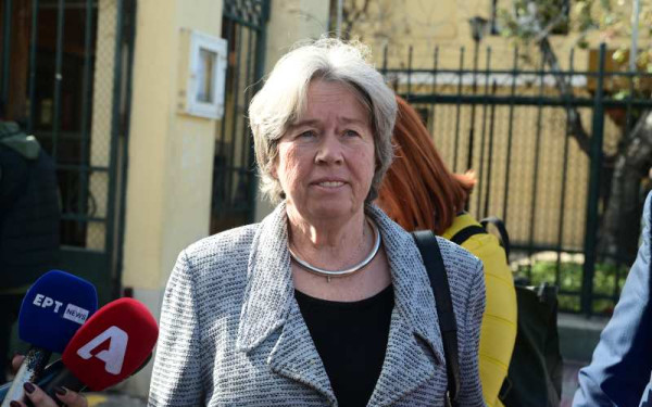 Μήνυση Λινού σε Πολάκη για συκοφαντική δυσφήμιση - Στην Ευελπίδων με είκοσι χαρτοκιβώτια με έγγραφα (βίντεο)