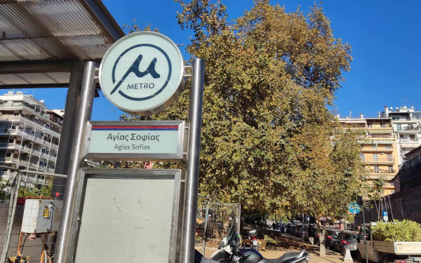 Θεσσαλονίκη: 11χρονη χάθηκε στο Μετρό - Πώς τη βοήθησαν οι αστυνομικοί να βρει τους γονείς της