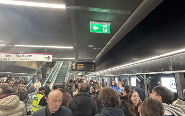 Η Θεσσαλονίκη έχει μετρό! Πανικός στους σταθμούς για τα πρώτα δρομολόγια (βίντεο, φωτ.)