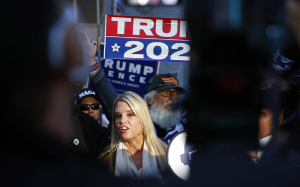 ΗΠΑ: Την Παμ Μπόντι ονομάζει υπουργό Δικαιοσύνης ο Τραμπ - Πρώην εισαγγελέας και πιστή συνήγορός του