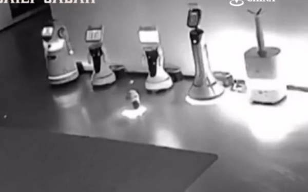 Η επιστημονική φαντασία έγινε πραγματικότητα: Ρομπότ έπεισε άλλα ρομπότ να «επαναστατήσουν» και έφυγαν από τη δουλειά (βίντεο)