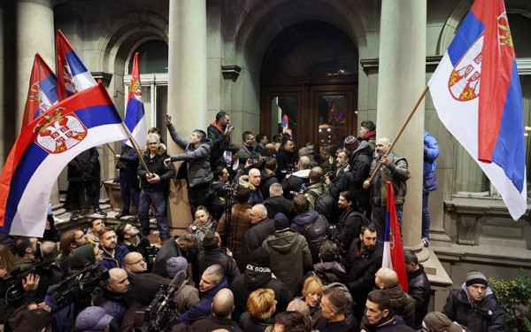 Σερβία: Σύρραξη στο Κοινοβούλιο, βουλευτές πιάστηκαν στα χέρια - Δείτε βίντεο