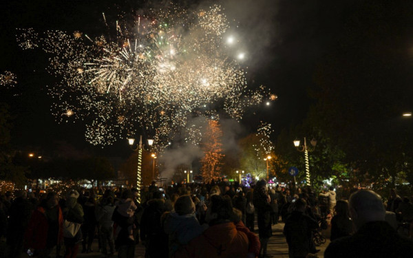 Στα Τρίκαλα φωταγωγήθηκε το υψηλότερο φυσικό χριστουγεννιάτικο δέντρο στην Ελλάδα (φωτ.)