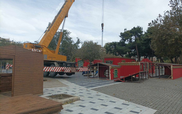 Θεσσαλονίκη: Στήνεται το Χριστουγεννιάτικο Χωριό - Δείτε φωτογραφίες
