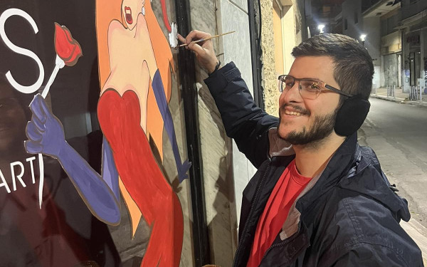 Θεσσαλονίκη: Φοιτητής κτηνιατρικής «παντρεύει» τις δύο μεγάλες του αγάπες και ζωγραφίζει χριστουγεννιάτικες βιτρίνες