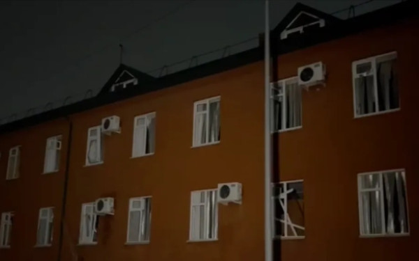 Ουκρανικό drone χτύπησε αστυνομικό τμήμα στην Τσετσενία - Τέσσερις τραυματίες από την επίθεση (βίντεο)