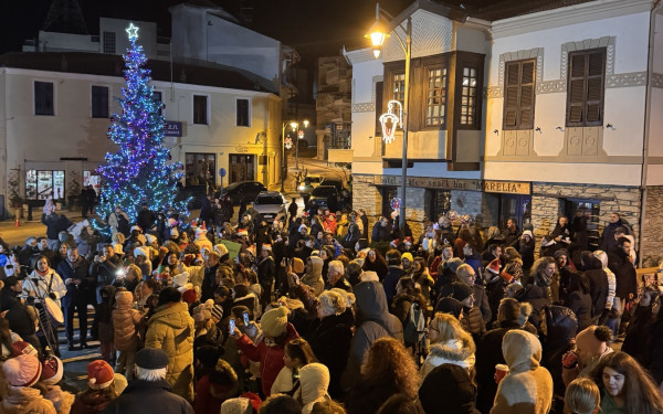 Χαλκιδική: Φωταγωγήθηκε το χριστουγεννιάτικο δέντρο στον Πολύγυρο