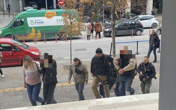 Υπόθεση με πλαστούς πίνακες: Πατέρας και κόρη πίσω από το εργαστήριο στη Θεσσαλονίκη (φωτ.)