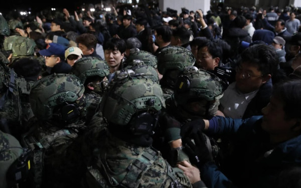 Νότια Κορέα: Η αντιπολίτευση προσφεύγει στη δικαιοσύνη κατά του προέδρου για «ανταρσία» - Καλεί τον Γιουν να παραιτηθεί