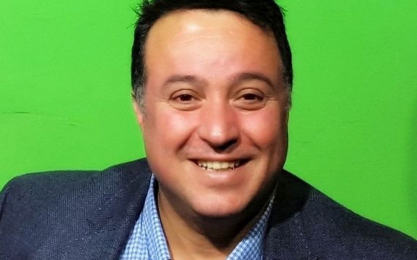 Ο Ταξίαρχος του Στρατού Ξηράς που έγινε βραβευμένος συγγραφέας θεατρικών, ταινιών και βιβλίων