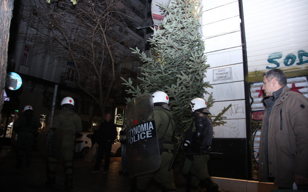 Θεσσαλονίκη: Η ΕΛ.ΑΣ για τα επεισόδια στην πορεία - Η σημαία που προσπάθησαν να κάψουν και τα ευρήματα μετά τις προσαγωγές