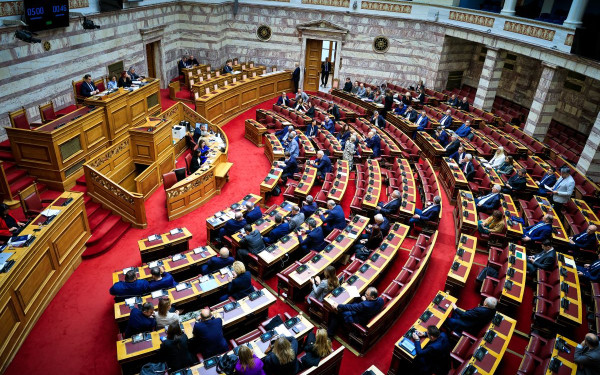 Βουλή: Με τις ψήφους της ΝΔ εγκρίθηκε επί της αρχής το νομοσχέδιο για τα Δημόσια Ωνάσεια Σχολεία