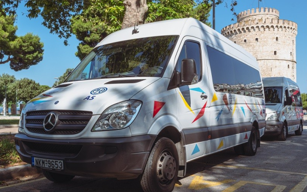 Ο ΟΑΣΘ στο πλευρό των ΑμεΑ: Υπηρεσία δωρεάν μετακίνησης με ειδικά διασκευασμένα οχήματα