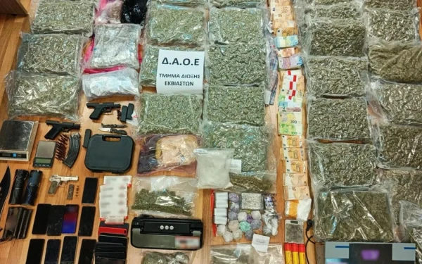 Εξαρθρώθηκε εγκληματική οργάνωση: Ο προφυλακισμένος ηγέτης, τα ναρκωτικά και τα 154.000 που εντόπισαν οι αρχές