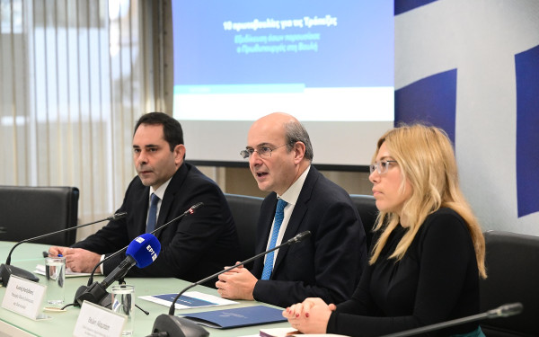 Οι 10 πρωτοβουλίες για τον περιορισμό των τραπεζικών προμηθειών και την ενίσχυση του ανταγωνισμού