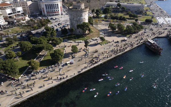 Θεσσαλονίκη: Δεκάδες Αϊ Βασίληδες έκαναν SUP στον Θερμαϊκό για καλό σκοπό (φωτ.)