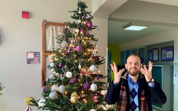 Θεσσαλονίκη: Ο φιλόλογος που έμαθε σε μαθητές το τραγούδι «Ω έλατο» στη νοηματική - Δείτε το γεμάτο αγάπη και μηνύματα βίντεο