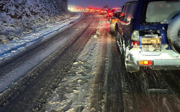 Περτούλι, Αράχωβα, Όλυμπος: Γιατί «εγκλωβίστηκαν» στα χιόνια οδηγοί (βίντεο)