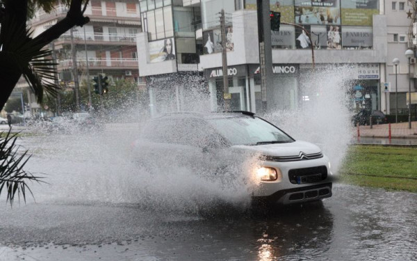 Κακοκαιρία στην Αττική: Σαράντα κλήσεις για άντληση υδάτων - Προβλήματα στην Αθηνών-Κορίνθου
