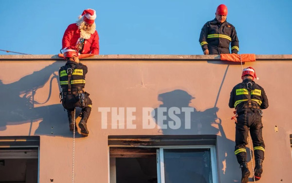 Πάτρα: Στελέχη της ΕΜΑΚ ντύθηκαν Άγιοι Βασίληδες για τα παιδιά του Καραμανδάνειου νοσοκομείου (βίντεο, φωτ.)