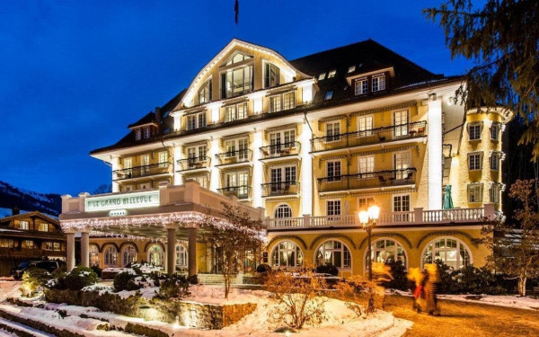 Δείτε βίντεο: Τα πιο εντυπωσιακά, ξεχωριστά και ακριβά θέρετρα των Χριστουγέννων